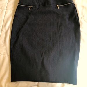 Joe B short skirt. Size small. Decorative zipper pockets. Good shape little wear